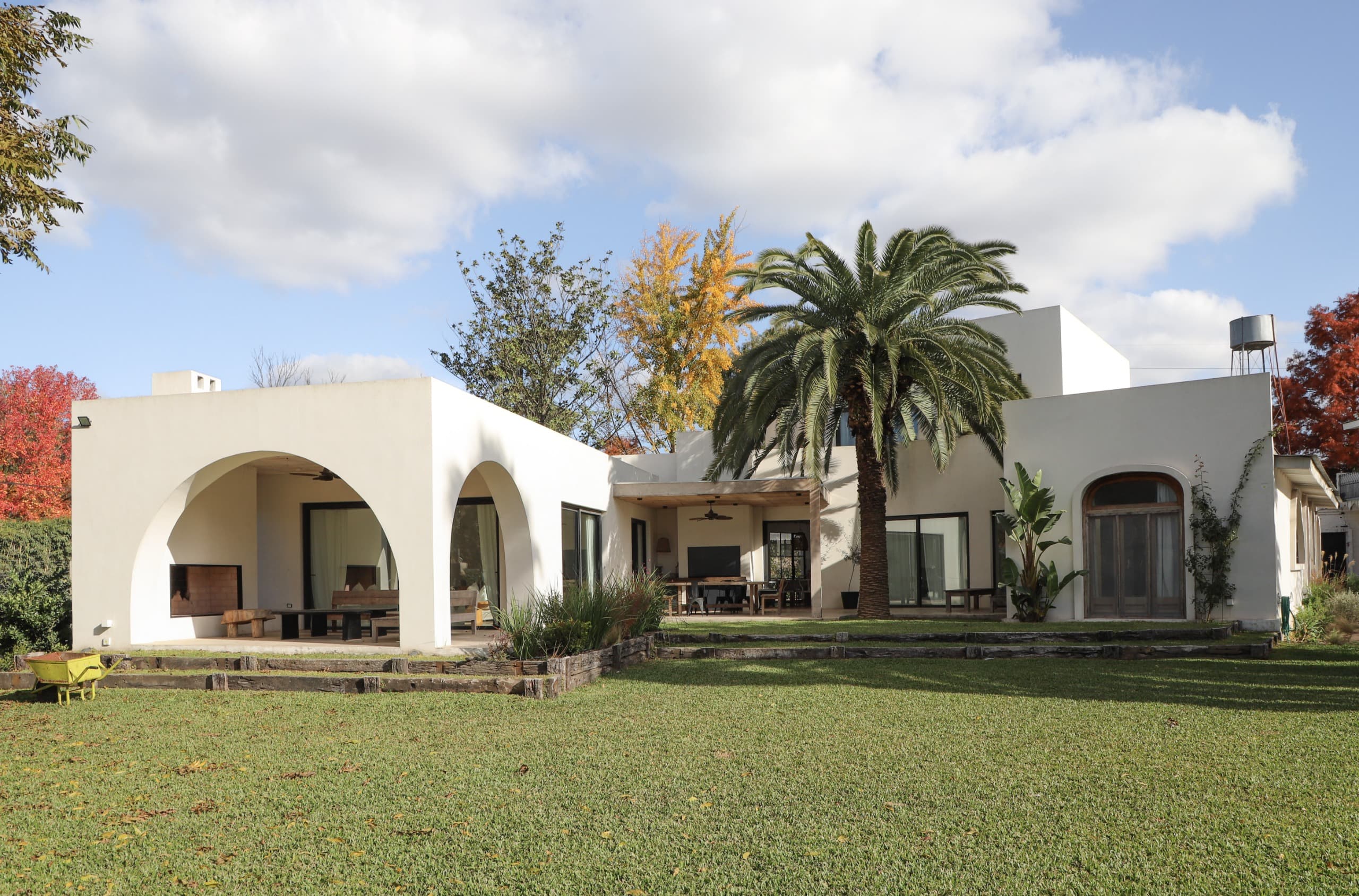 Casa blanca con aberturas en arco y palmeras