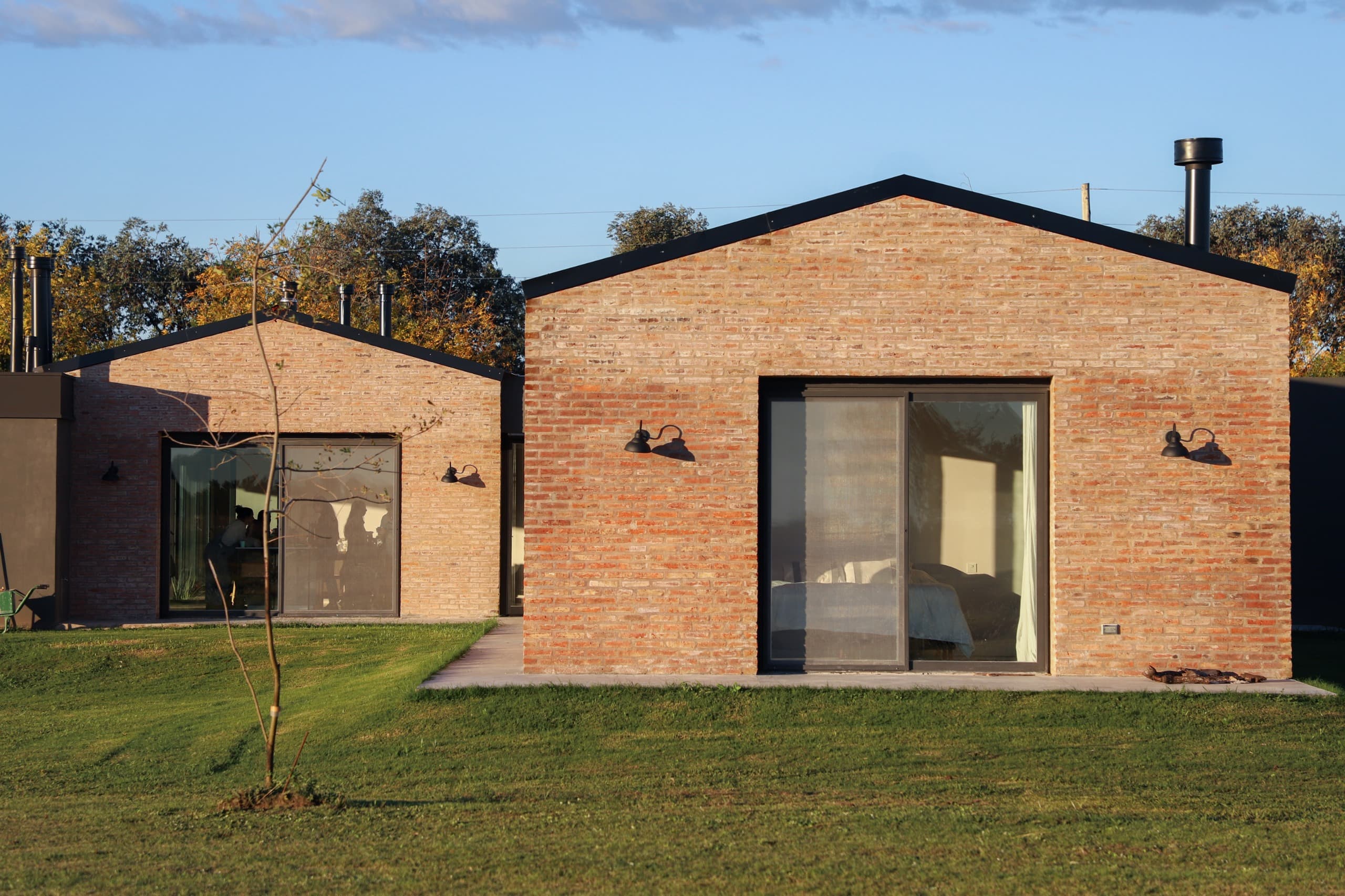 Casa de ladrillo con grandes ventanales